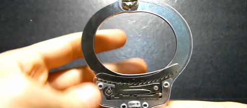 Механизм работы замка наручников